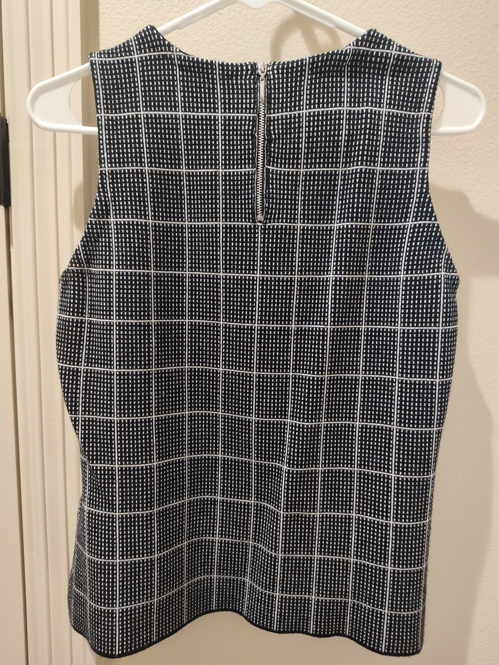White House Black Market Black and White Grid Sleeveless Top Size M - Picture 3 of 3